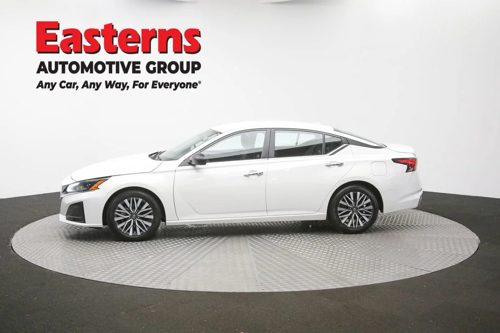 Used 2025 White Nissan 2.5 SV image 60