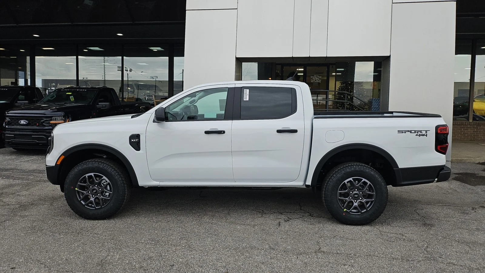 New 2025 Oxford White Ford XLT 4x4 image 3