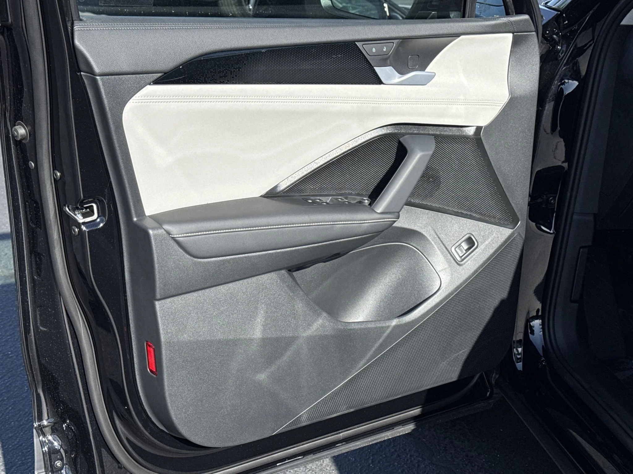 New 2026 Deep Black Pearl Volkswagen SE image 11