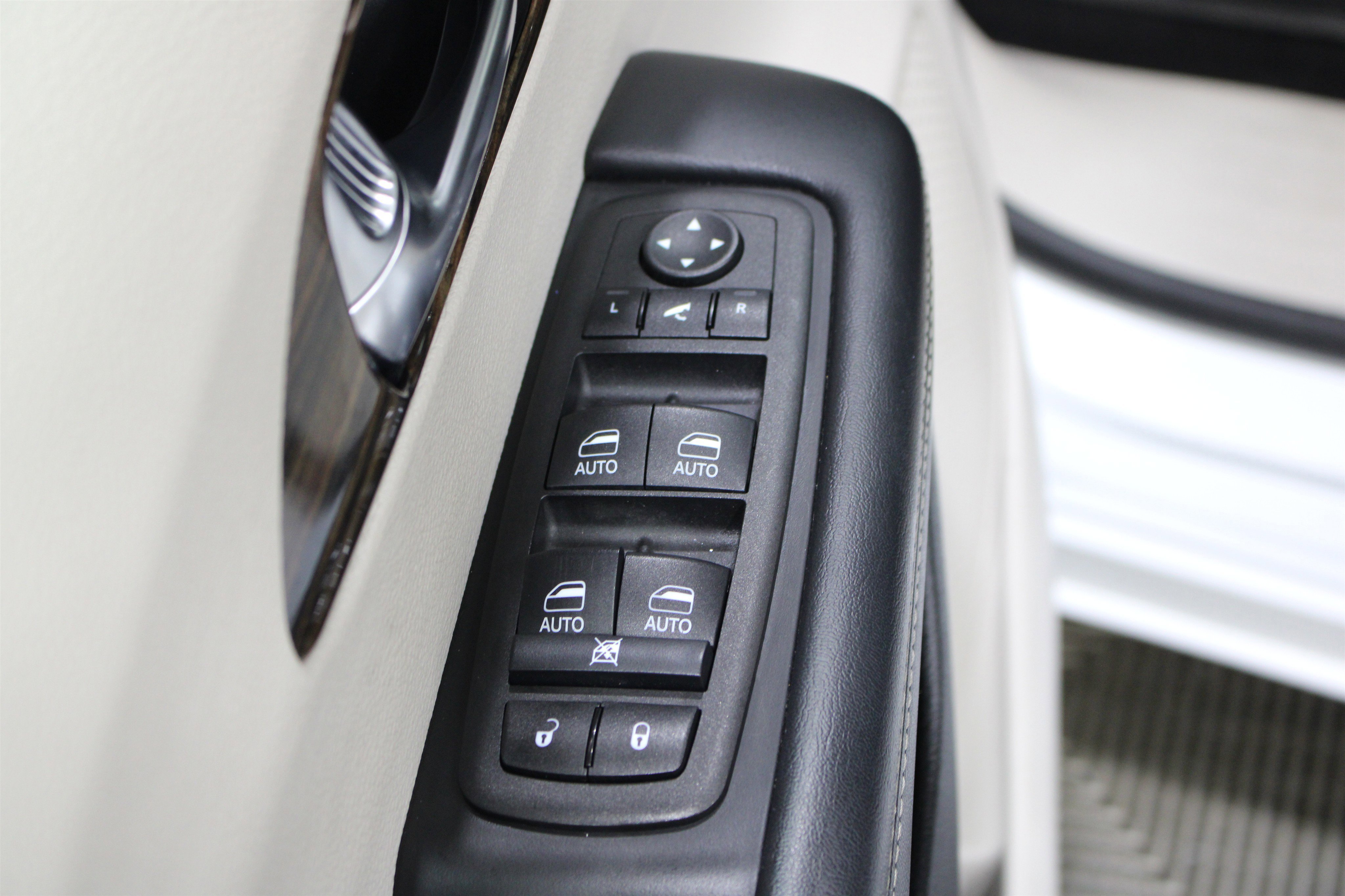 Used 2023 Bright White Clearcoat Chrysler Limited image 7