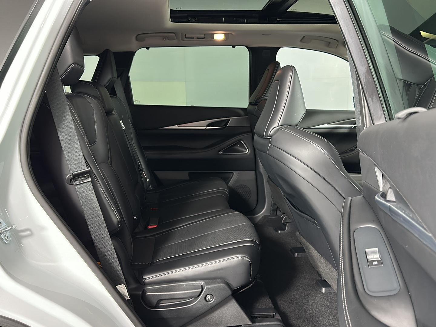 Used 2026 Radiant White INFINITI LUXE image 38