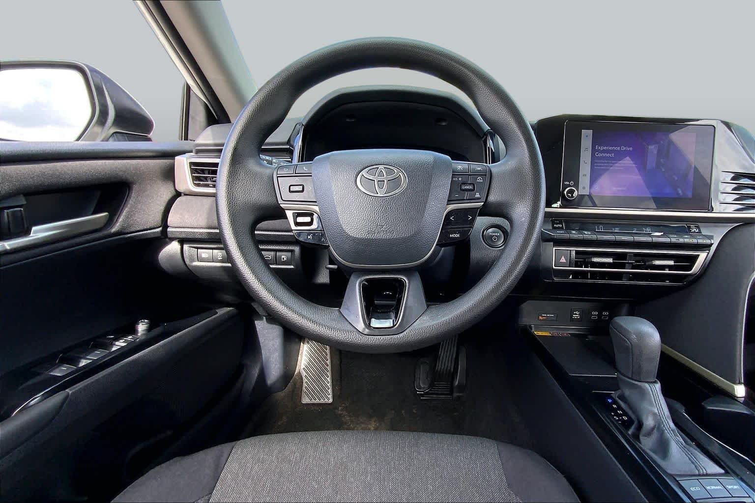 Used 2025 Ice Cap Toyota LE image 6