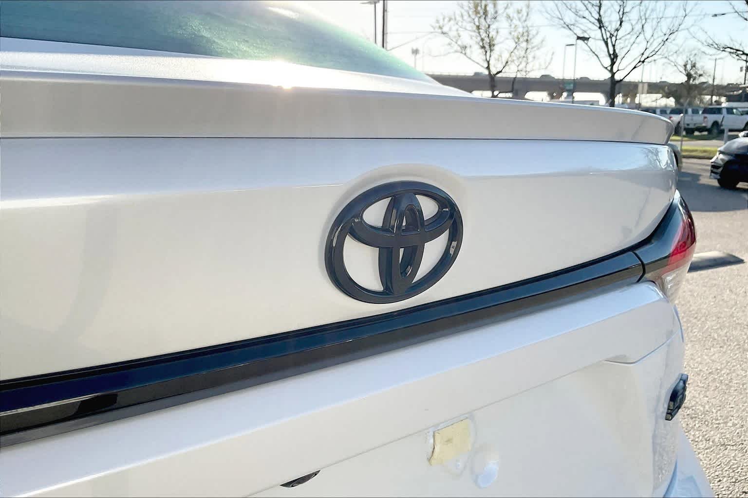 Used 2022 Wind Chill Pearl Toyota SE image 29