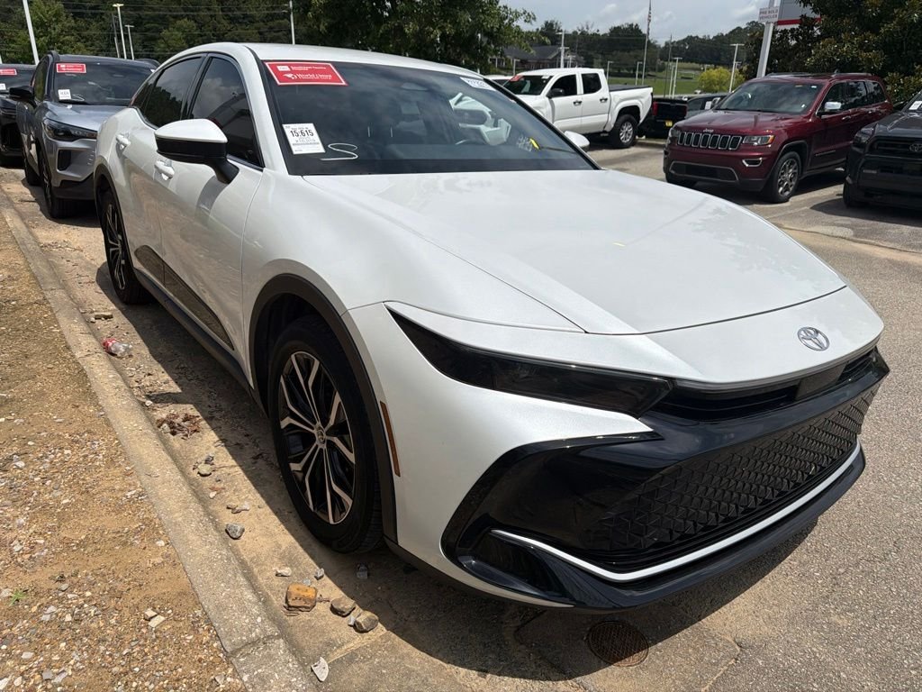 Used 2025 White Toyota XLE image 4