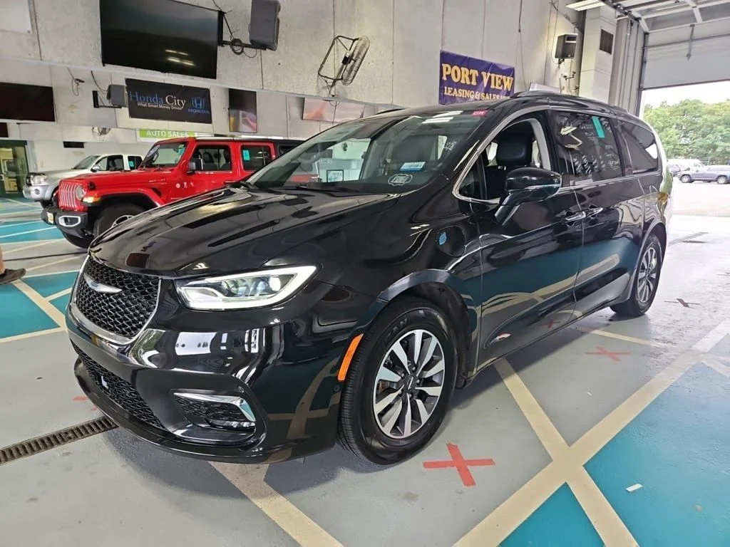 Used 2021 Black Chrysler Touring L image 14