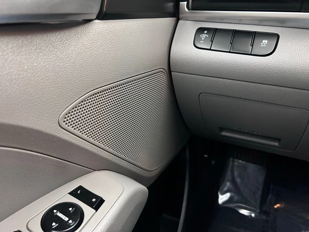 Used 2019 Red Hyundai SE image 18