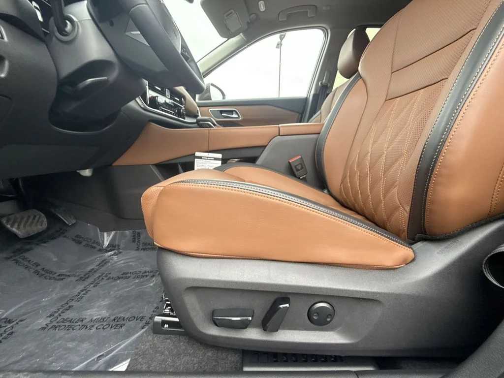 Used 2026 Black Nissan Platinum image 12