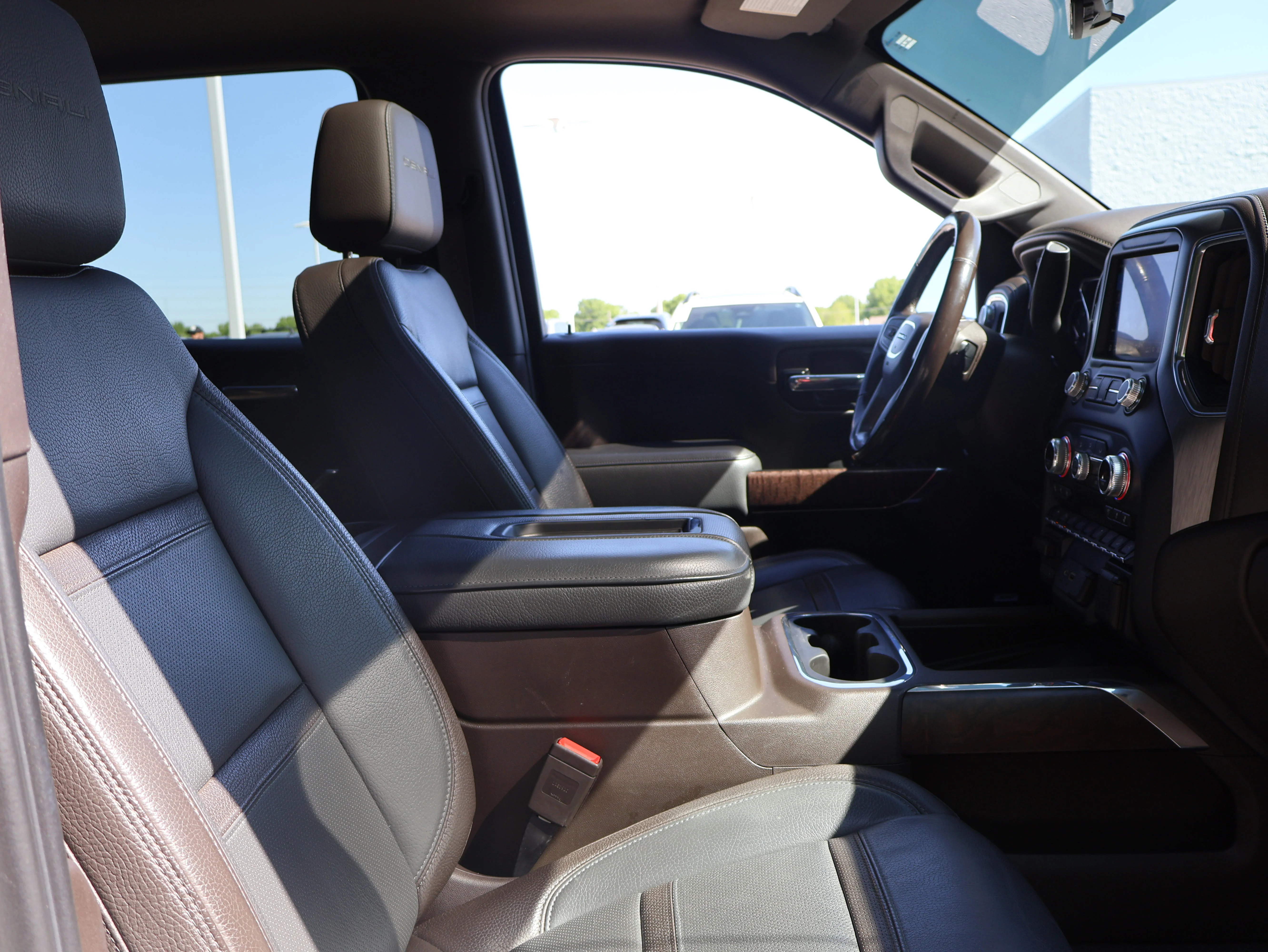 Used 2019 White Frost Tricoat GMC Denali image 9