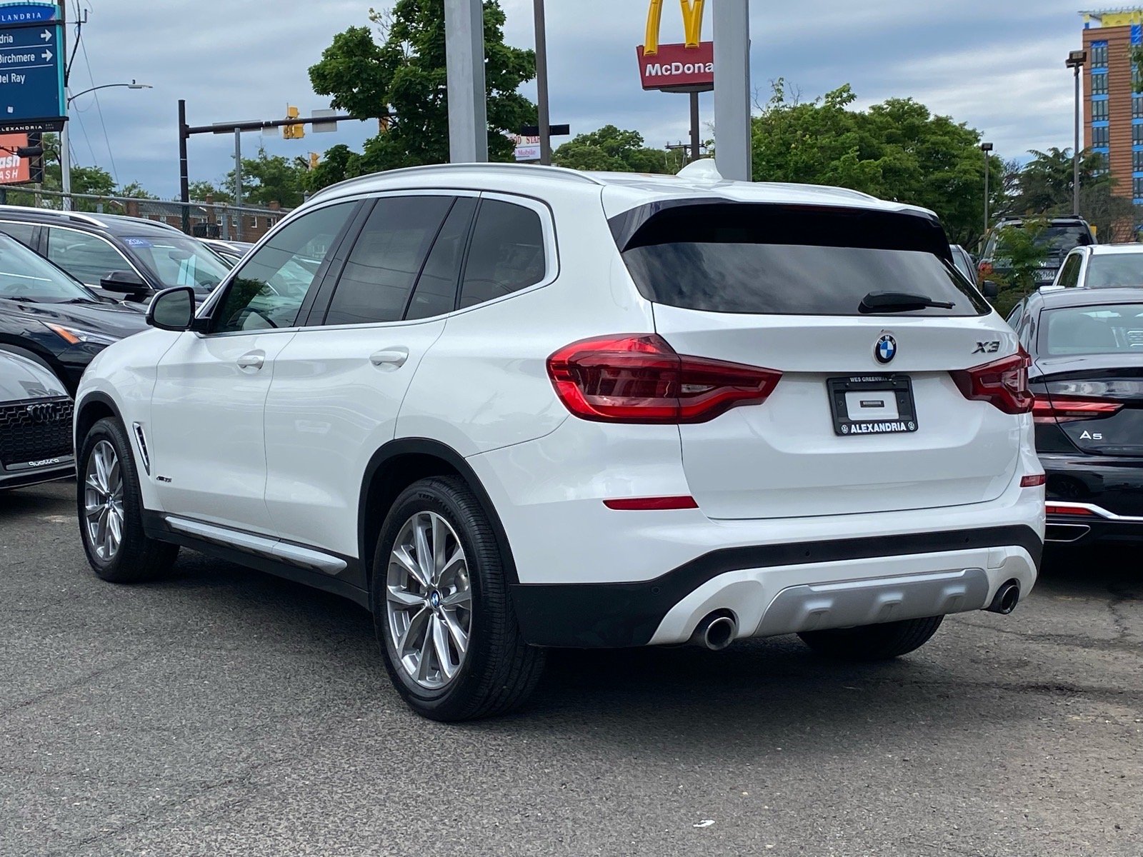 Used 2018 White BMW xDrive30i image 4