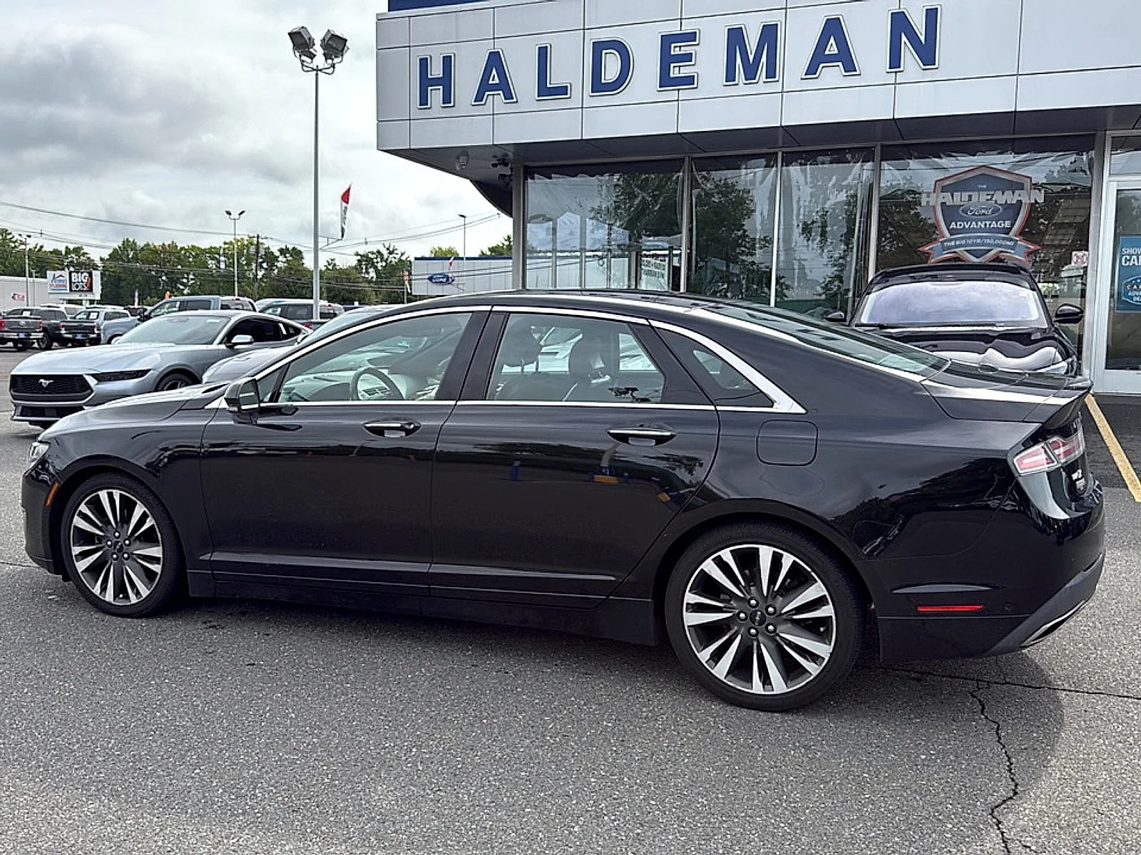 Used 2019 Infinite Black Metallic Lincoln Reserve II image 9