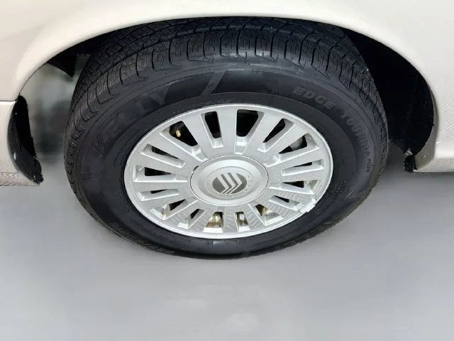 Used 2008 Gold Mercury GS image 27
