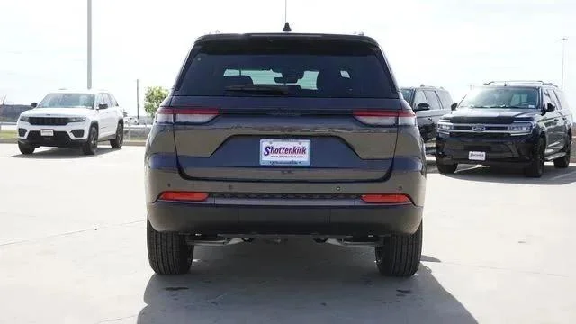 New 2026 Baltic Gray Metallic Clear-Coat Exterior Paint Jeep Laredo image 8