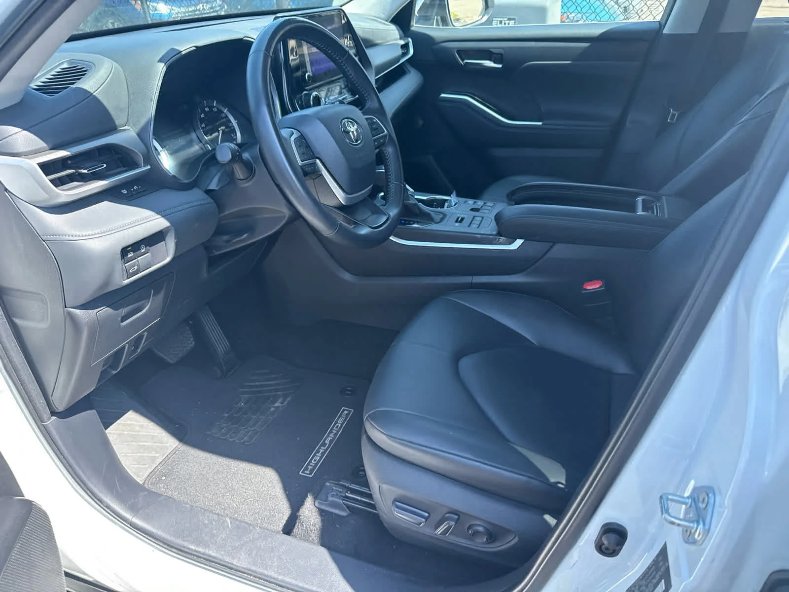 Used 2025 Wind Chill Pearl Toyota XLE image 7