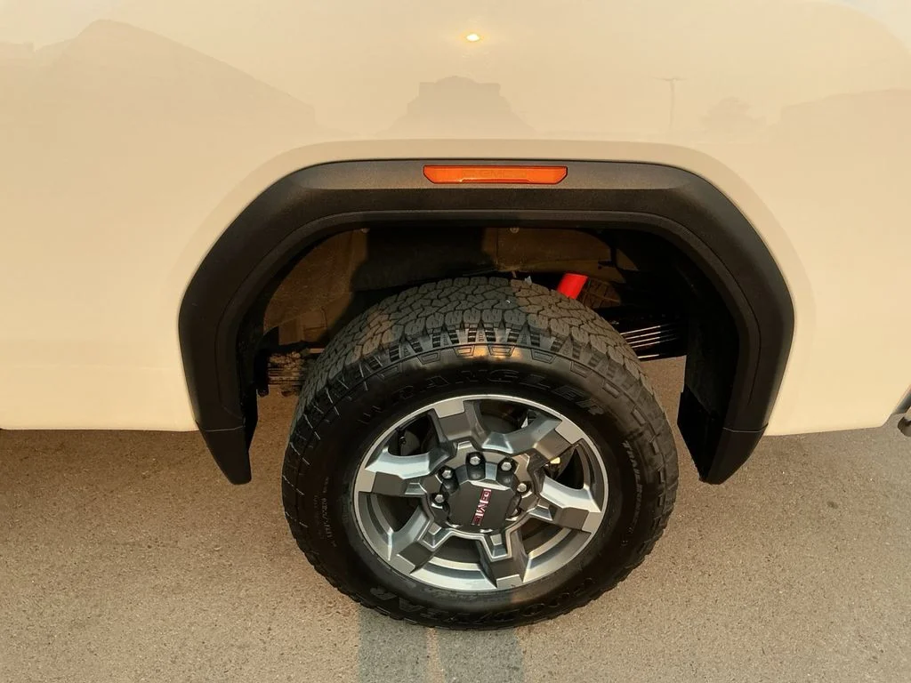 Used 2025 White GMC SLE image 26