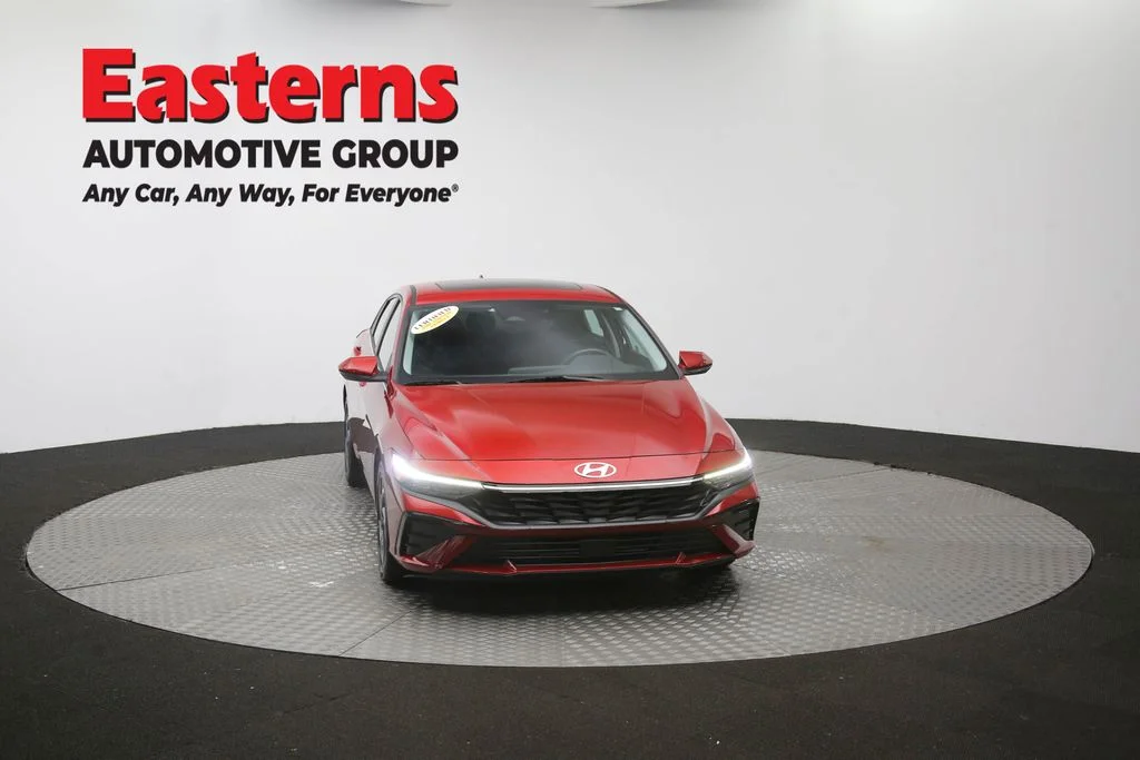 Used 2025 Red Hyundai SEL Convenience image 53