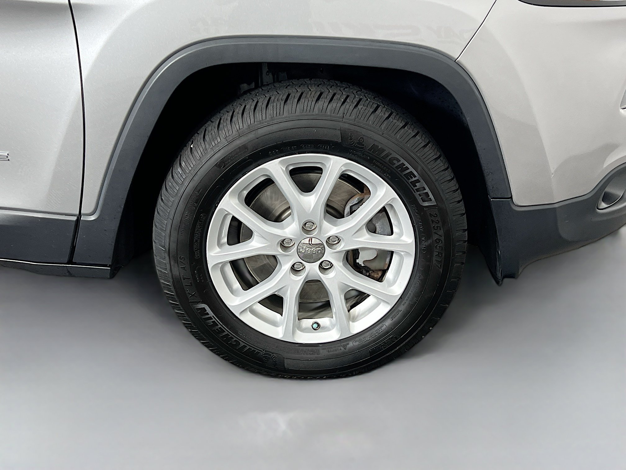 Used 2016 Billet Silver Metallic Clearcoat Jeep LATITUDE image 35