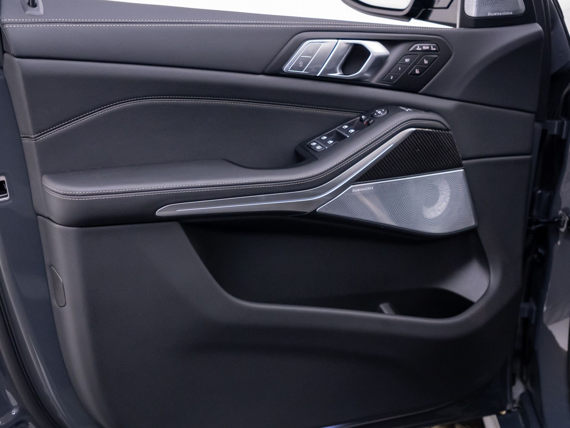 New 2027 Dravit Grey Metallic BMW M60i image 14