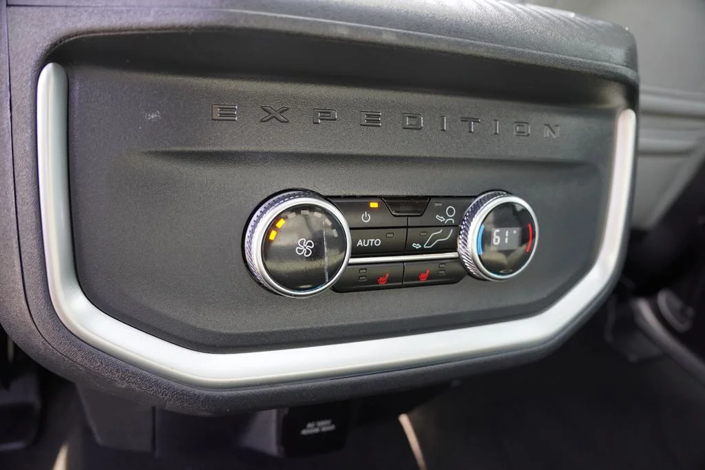 Used 2025 Black Metallic Ford Platinum image 4