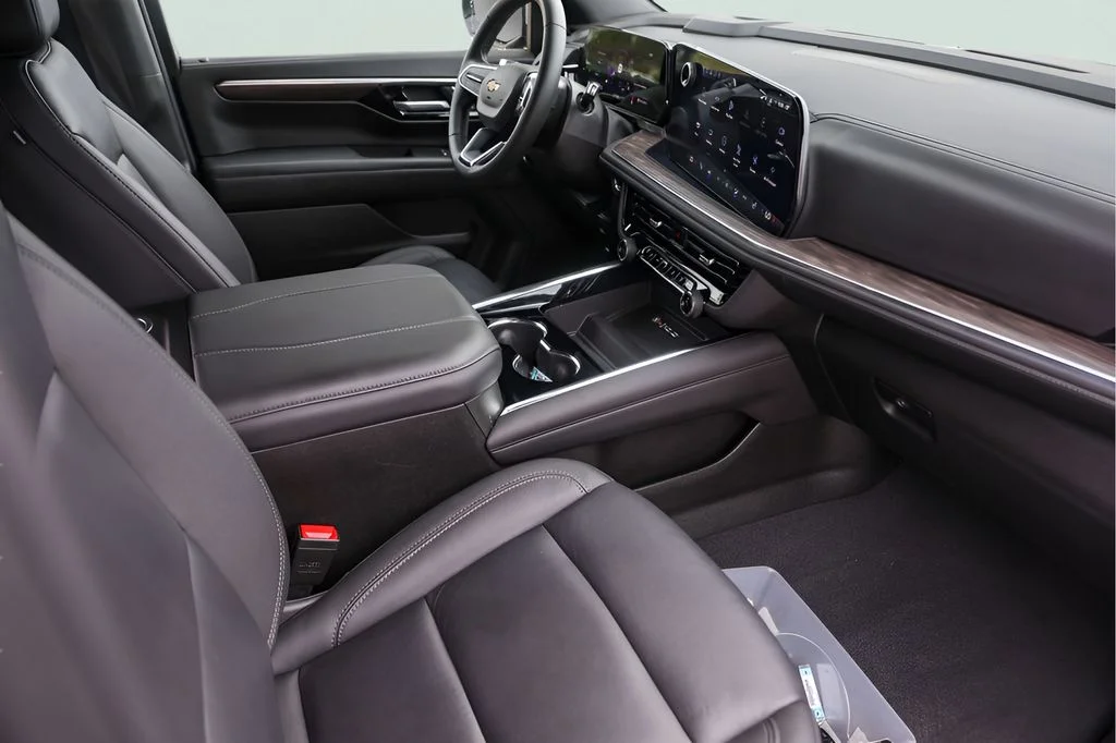 Used 2025 Gray Chevrolet LT image 31