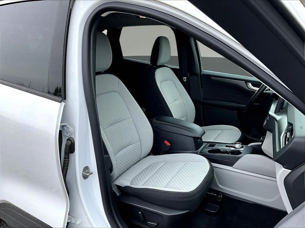 Used 2023 White Ford Active image 32