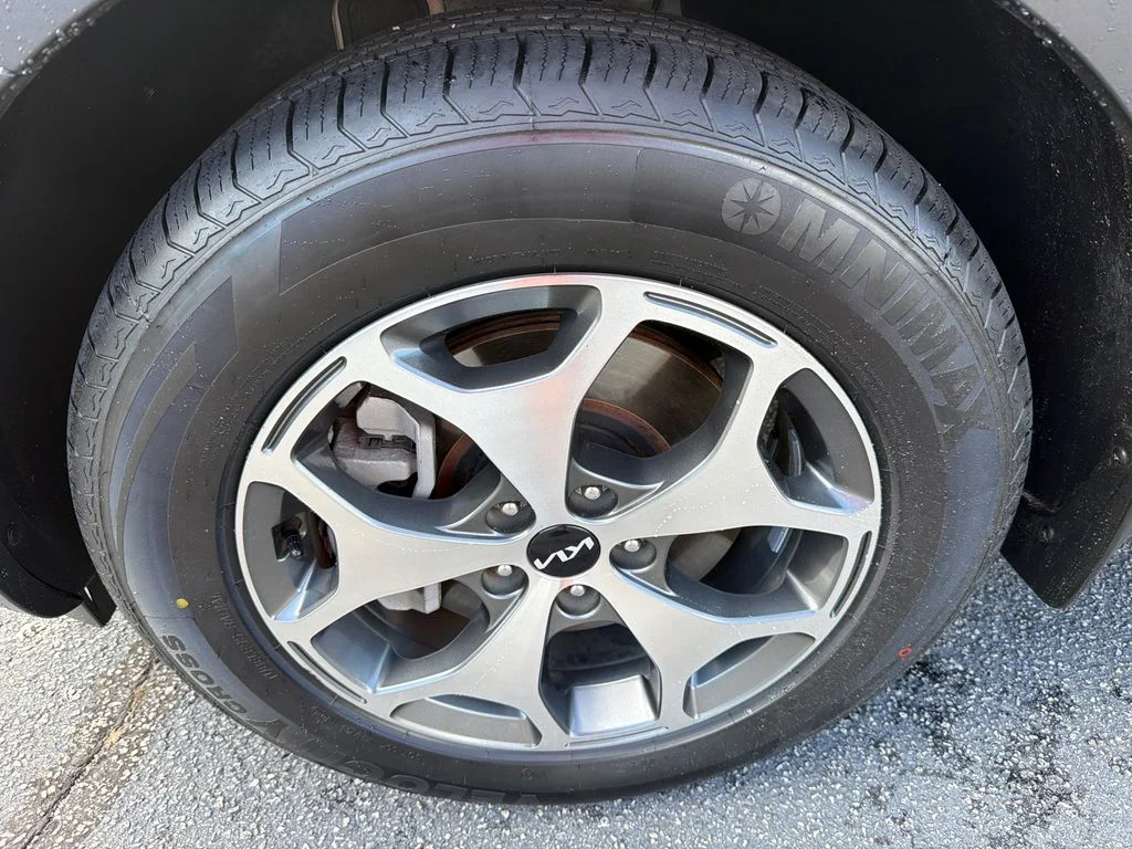 Used 2022 White Kia EX image 11