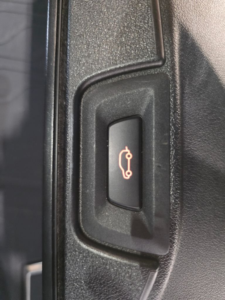 Used 2023 Black BMW xDrive40i image 9