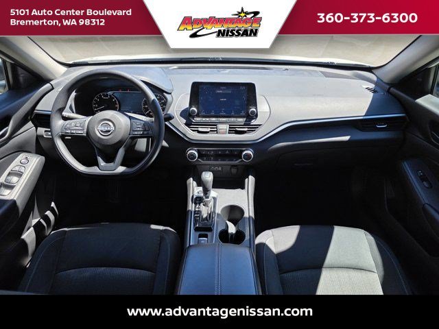 Used 2025 WHITE Nissan S image 17