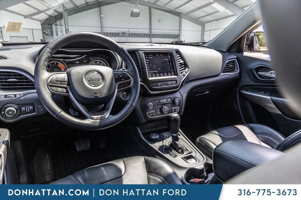 Certified Used 2022 Gray Jeep Latitude Lux image 17