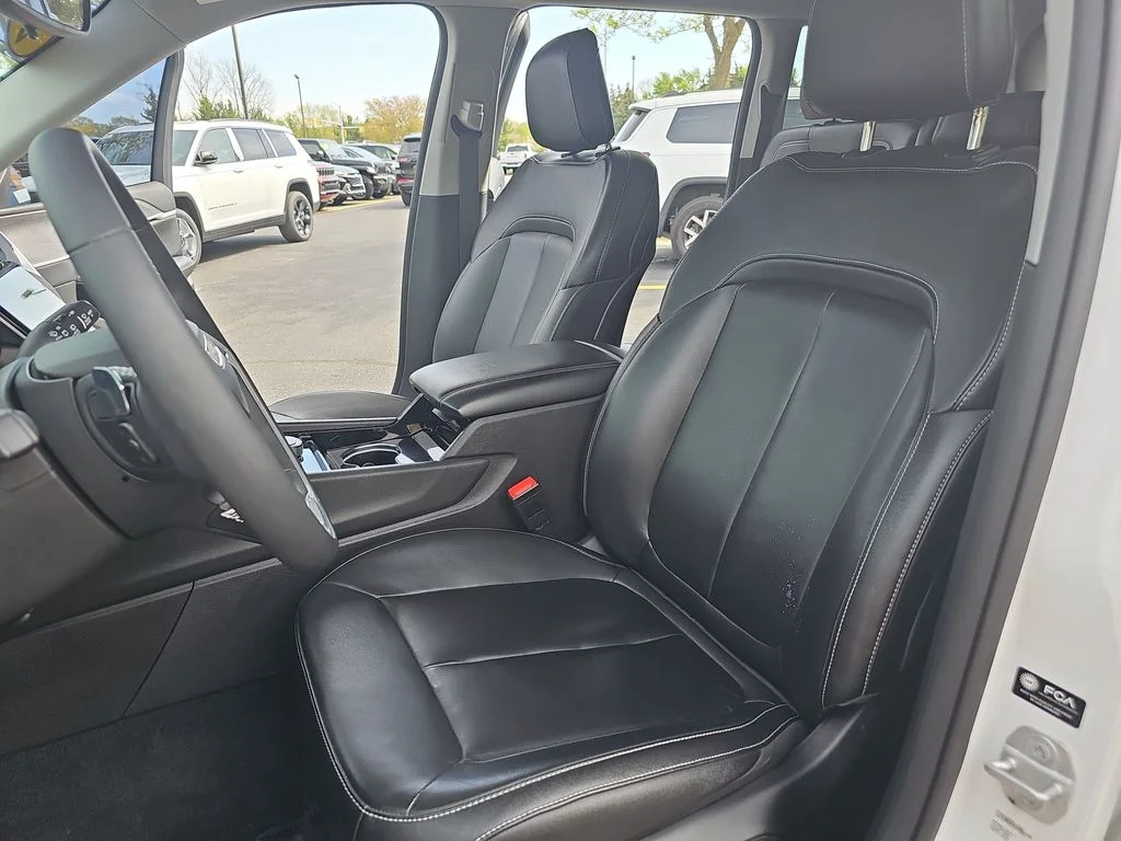 Used 2023 White/off-white Jeep Limited image 15