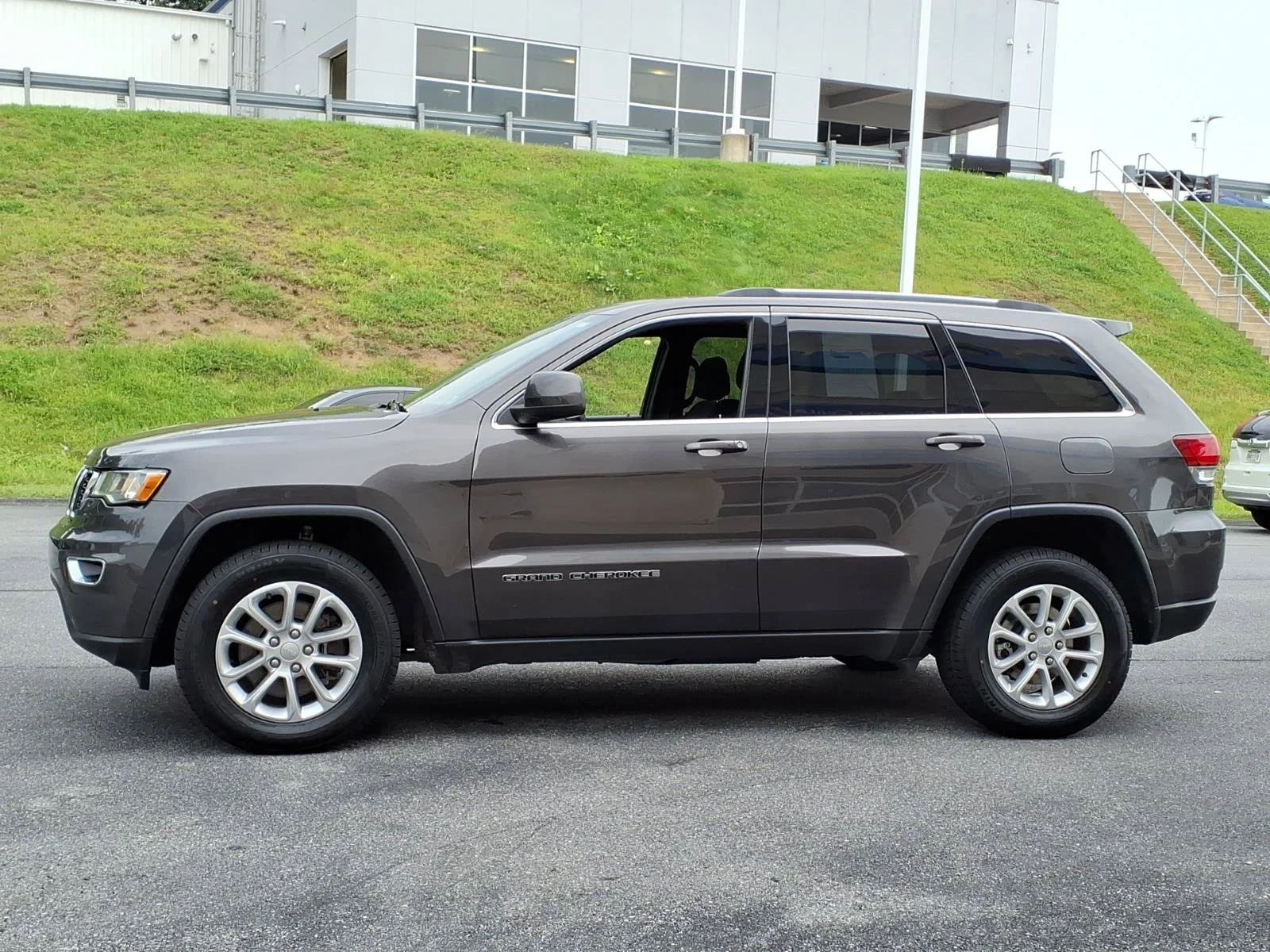 Used 2021 Granite Crystal Metallic Clearcoat Jeep Laredo E image 7