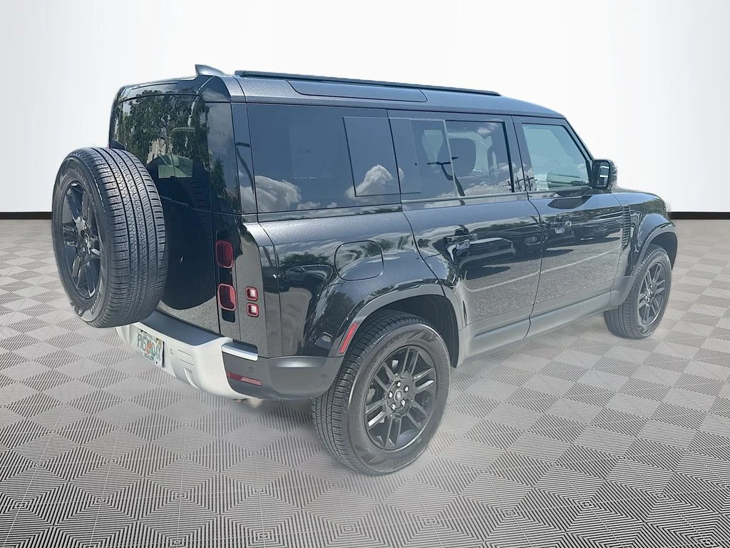 Used 2025  Land Rover S image 8