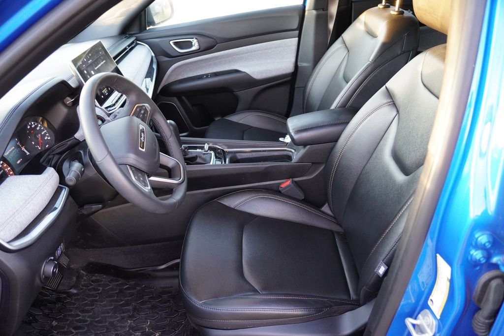 Used 2023 Laser Blue Pearlcoat Jeep Latitude Lux image 4