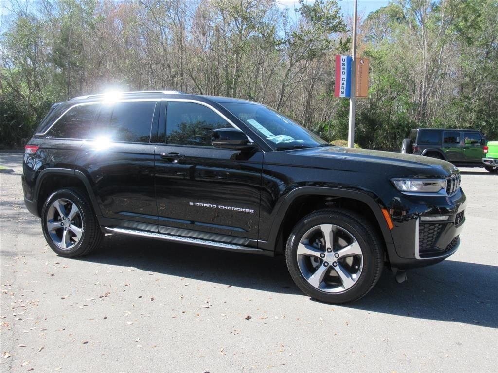 New 2026 Diamond Black Crystal Pearl-Coat Exterior Paint Jeep Limited image 2