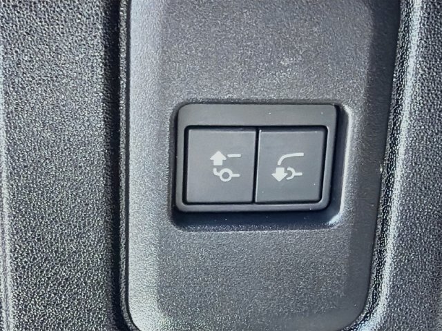 Used 2023  Land Rover SE image 13