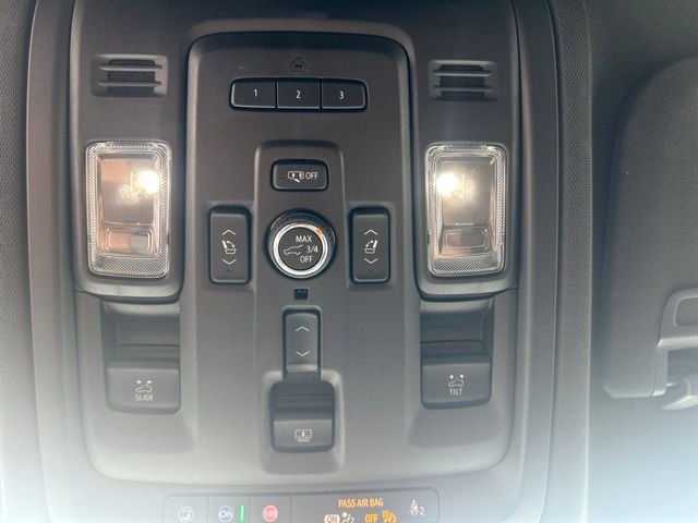 Used 2022 White GMC SLT image 19