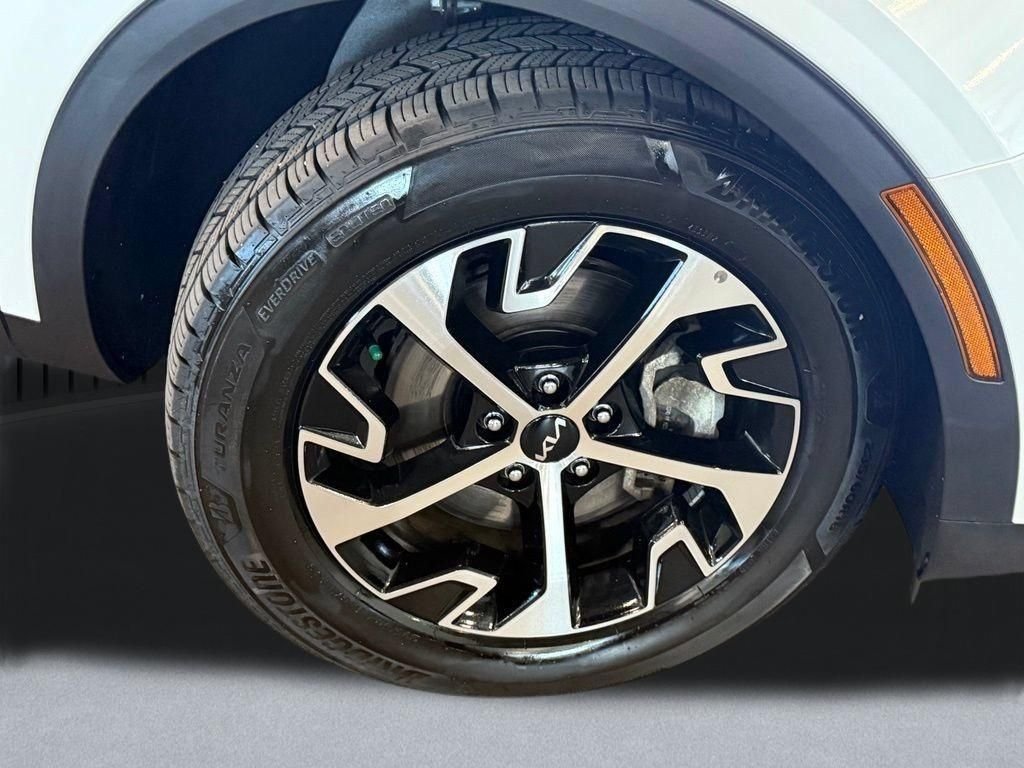 Used 2023 White Kia EX image 19