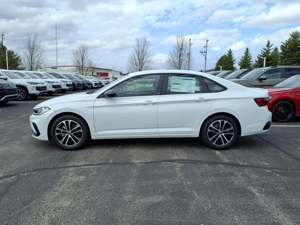 New 2026 Pure White Volkswagen 1.5T Sport image 5