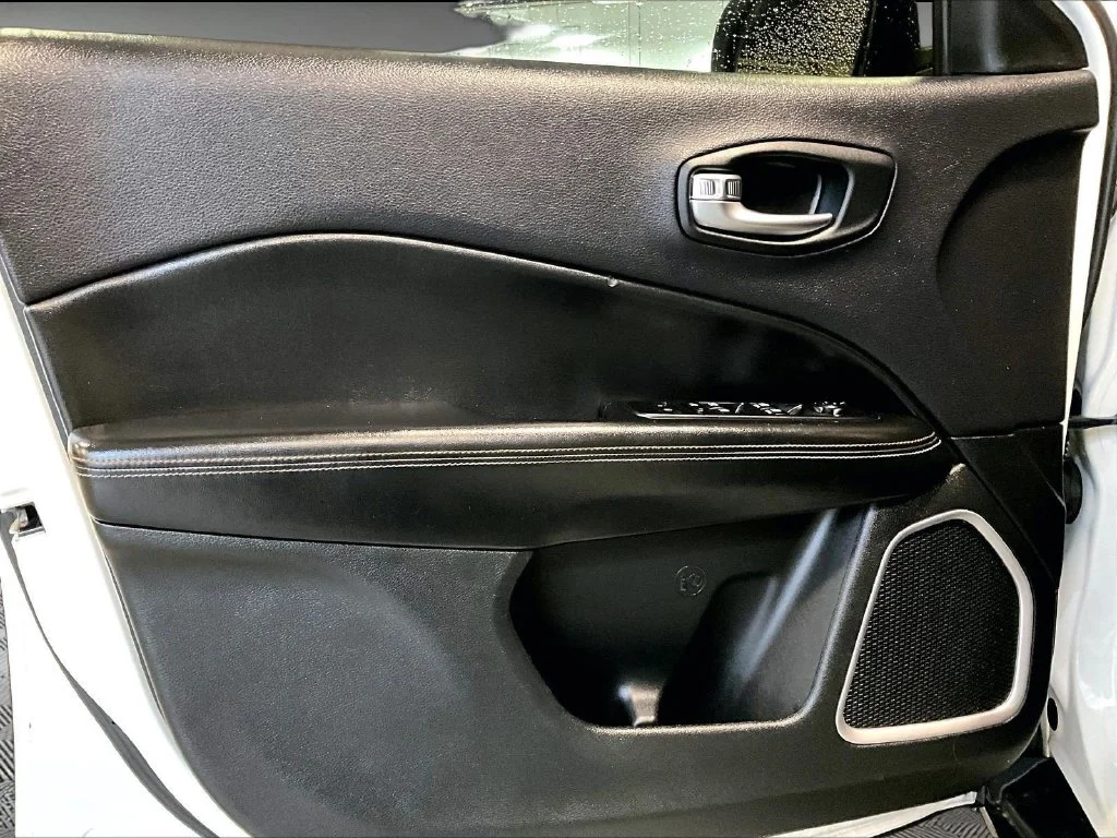 Used 2018 White Jeep Latitude image 9