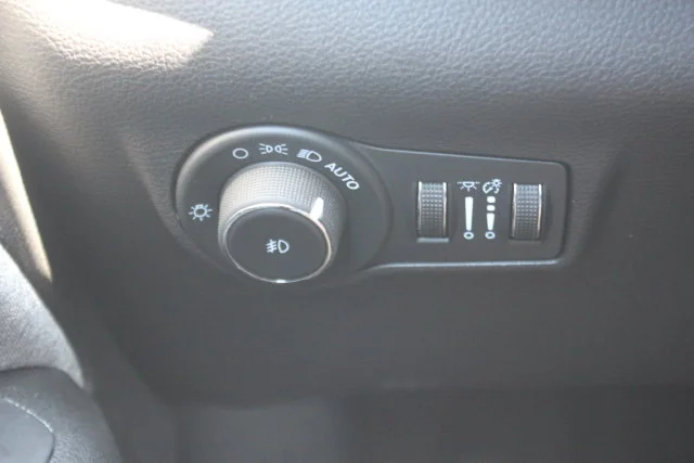 Used 2024 White Jeep Latitude image 16