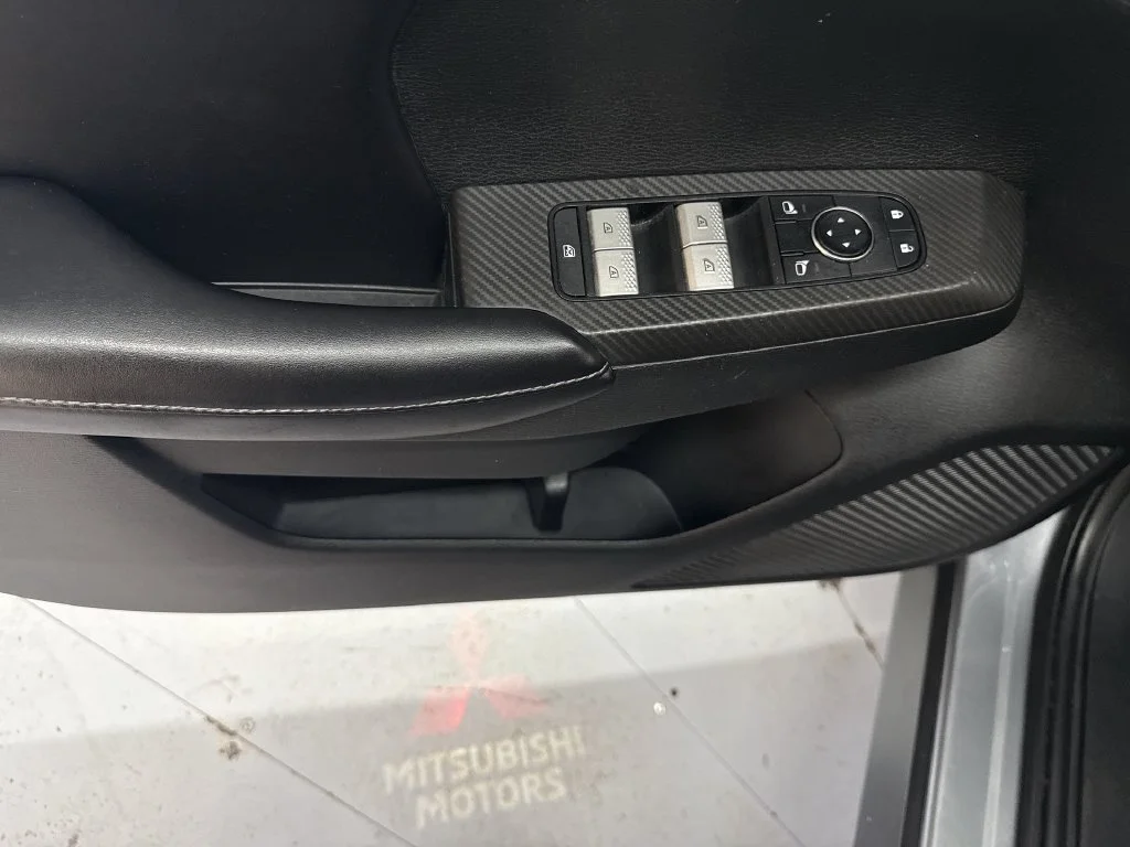 Used 2022 Mercury Gray Metallic Mitsubishi SE image 15