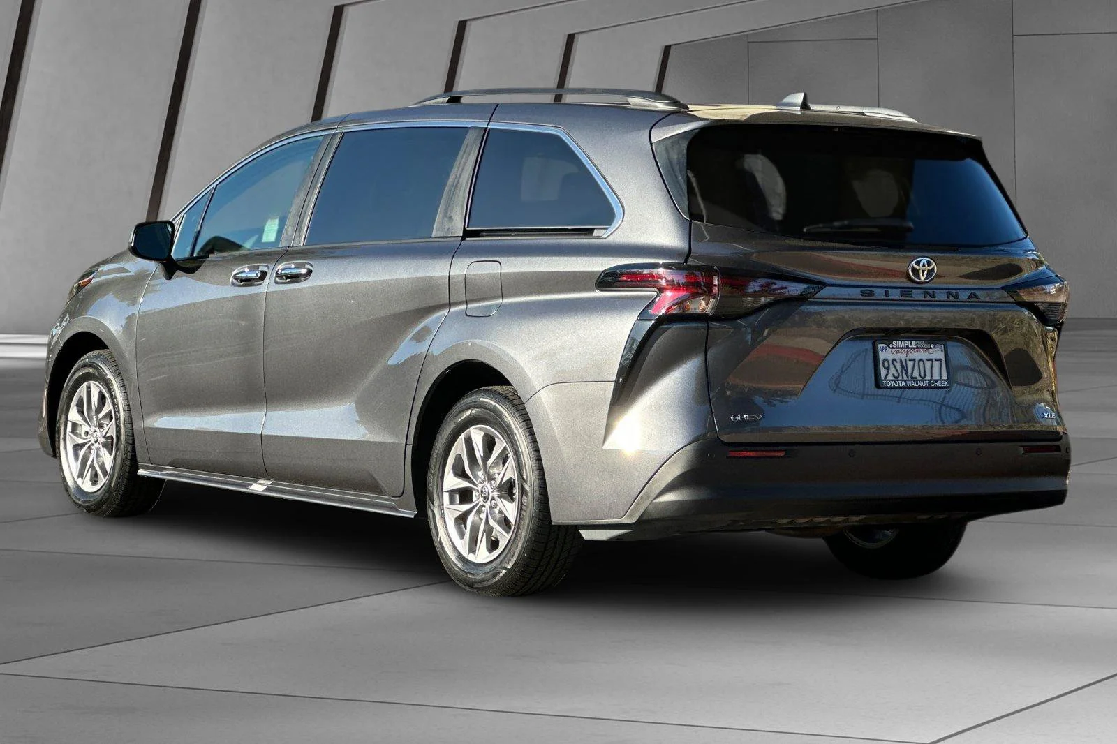 2025 Toyota Sienna XLE - Photo 11