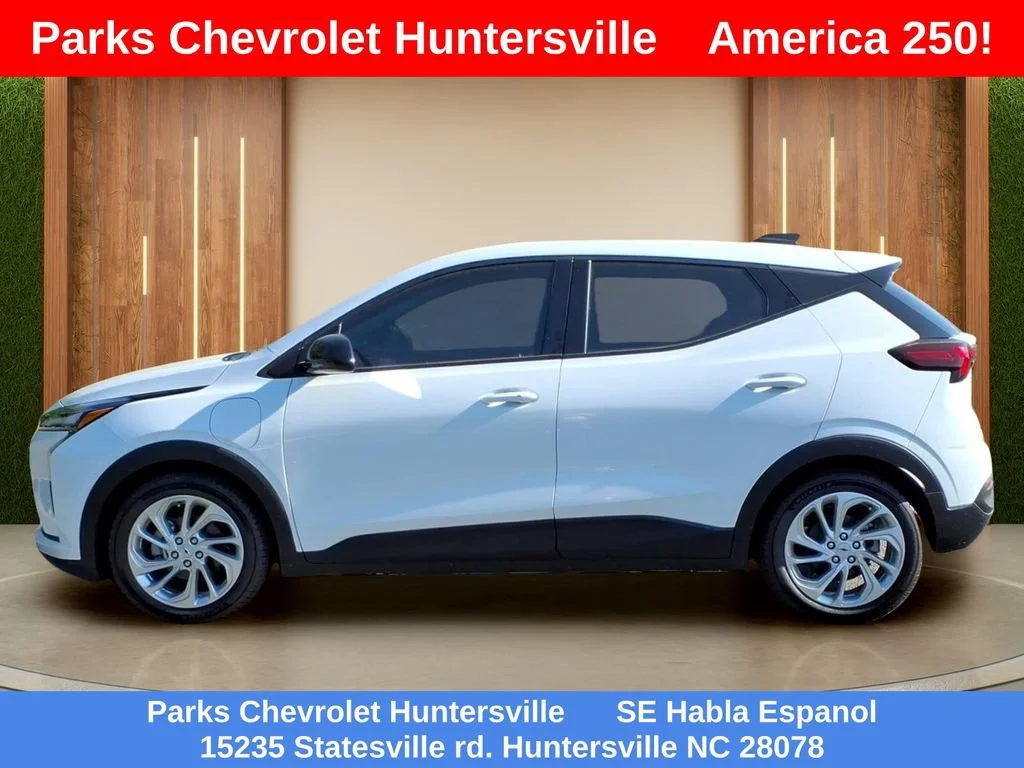 New 2027 Summit White Chevrolet LT image 27