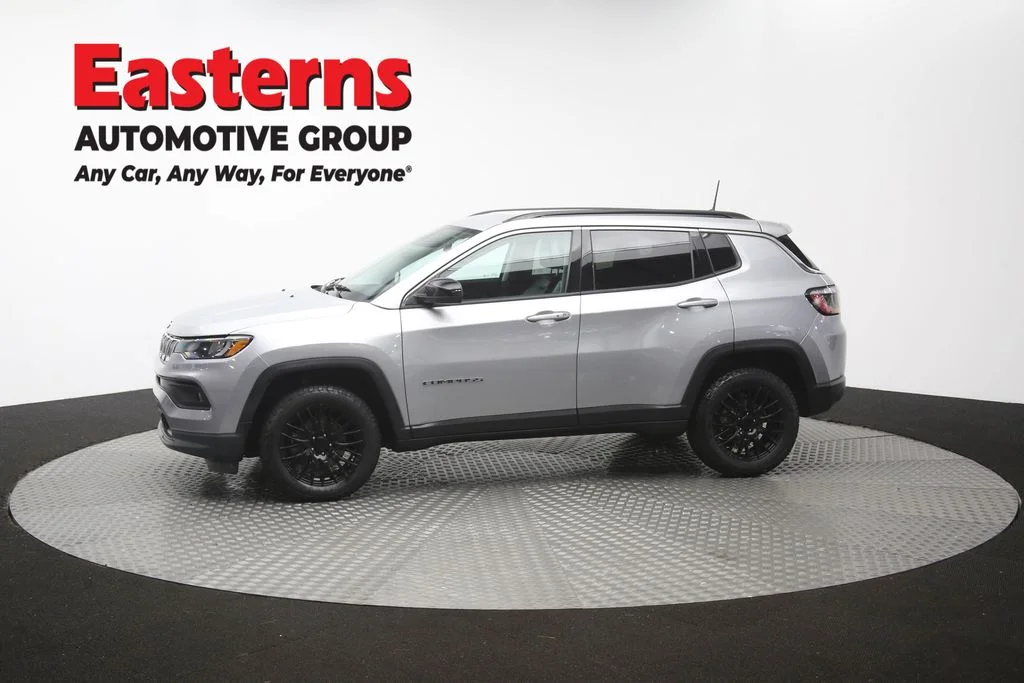 Used 2022 Silver Jeep Latitude image 57