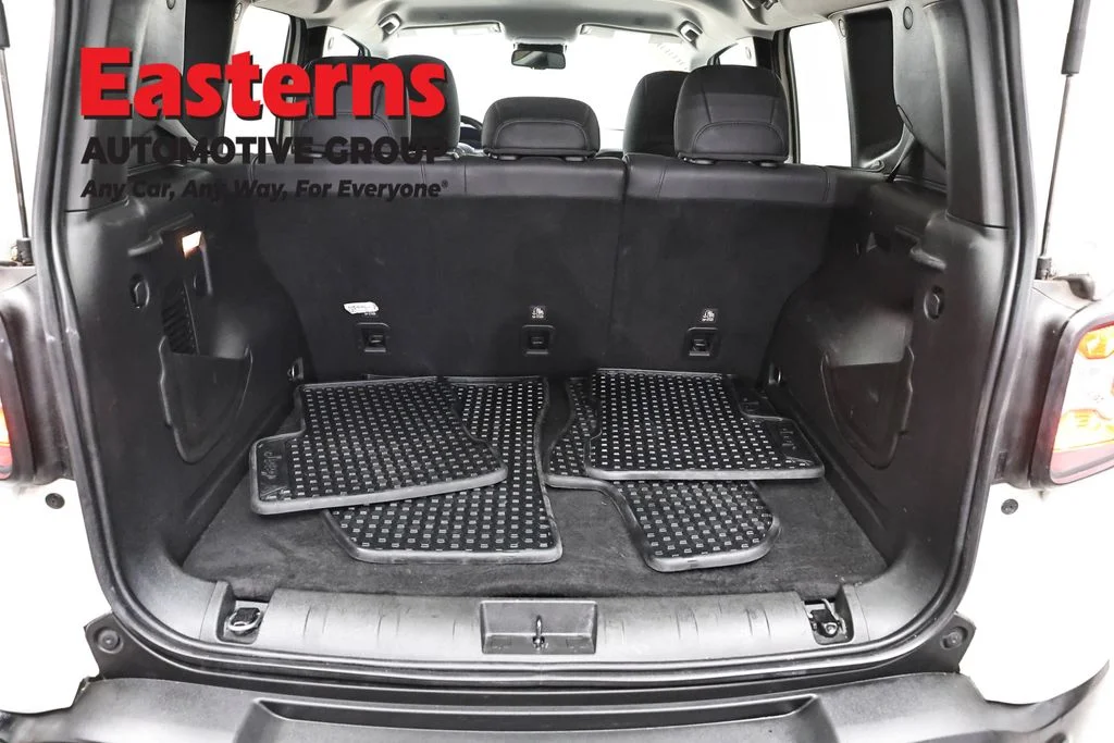 Used 2023 White Jeep Limited image 9
