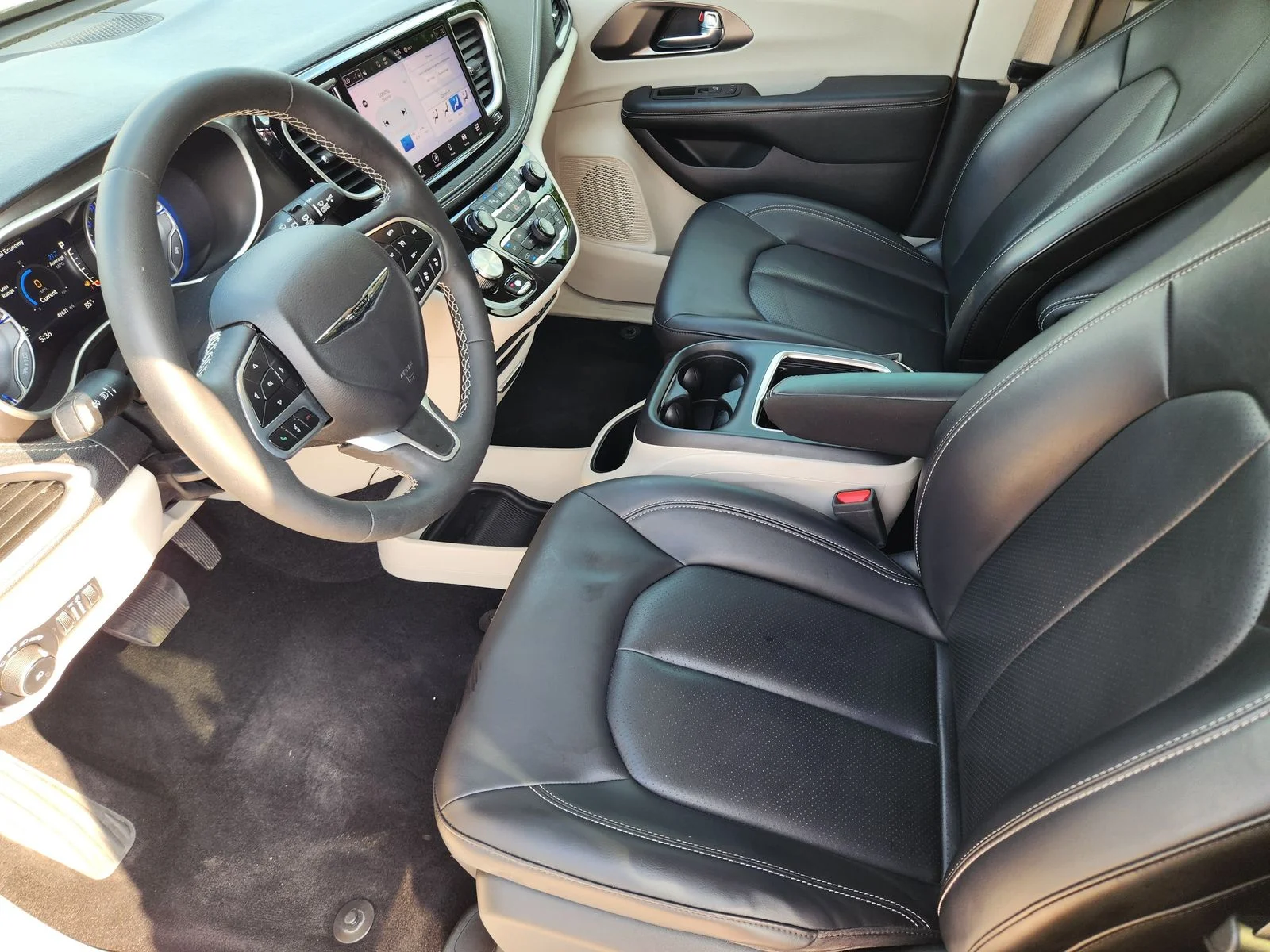 Used 2023 White Chrysler Touring L image 12