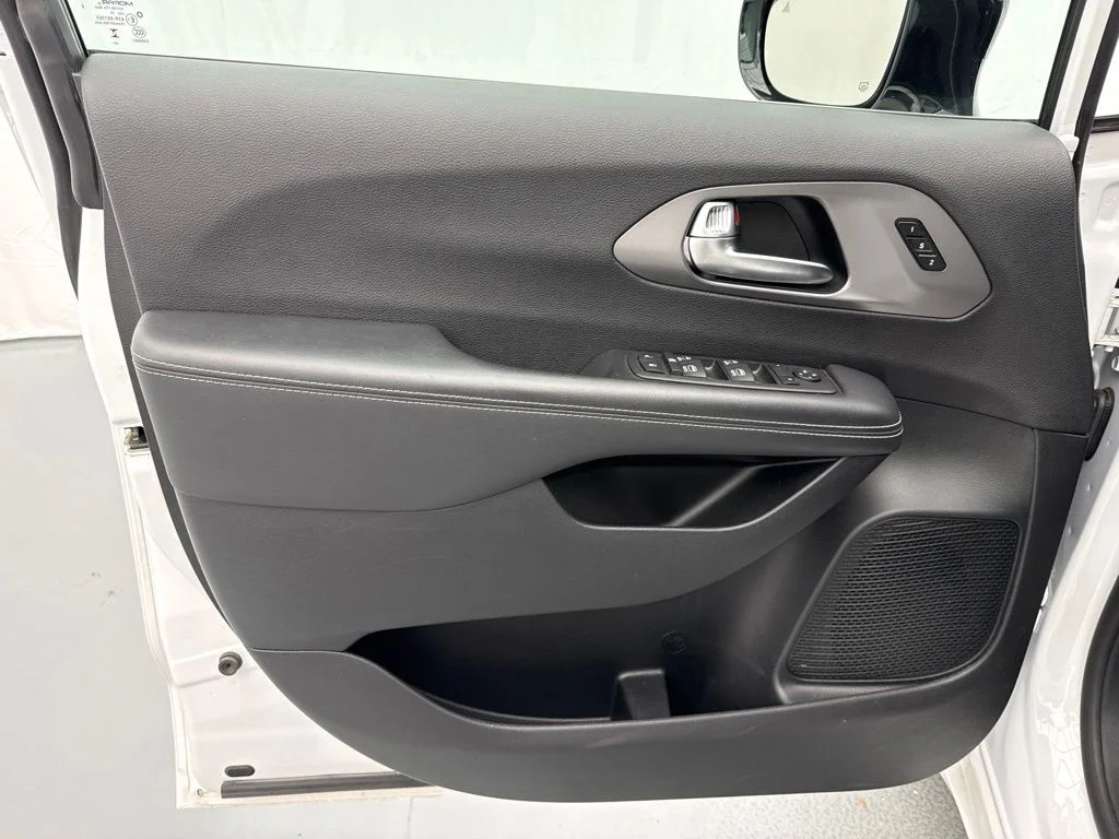 Used 2025 White Chrysler Select image 19
