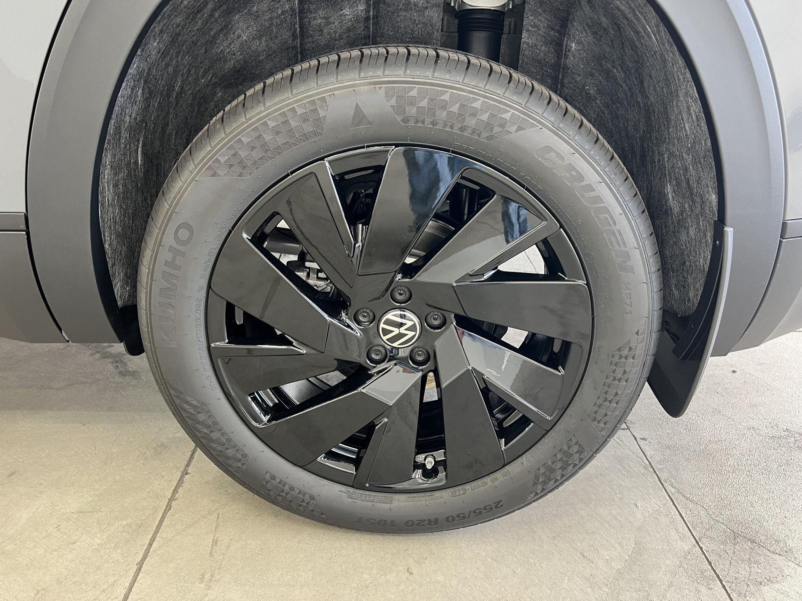 New 2026 pure gray Volkswagen 2.0T SE w/Technology image 10