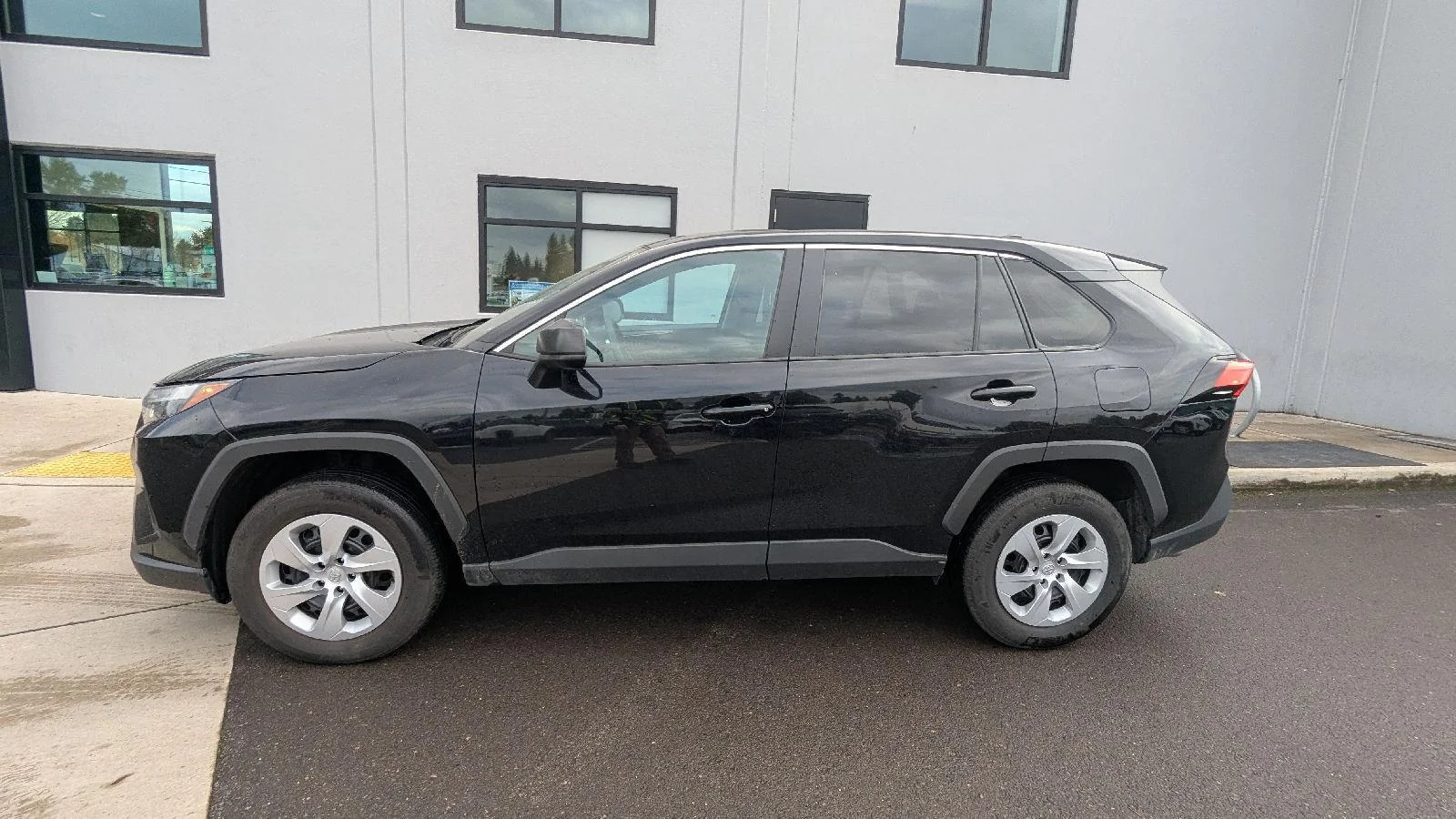 Used 2025  Toyota LE image 2