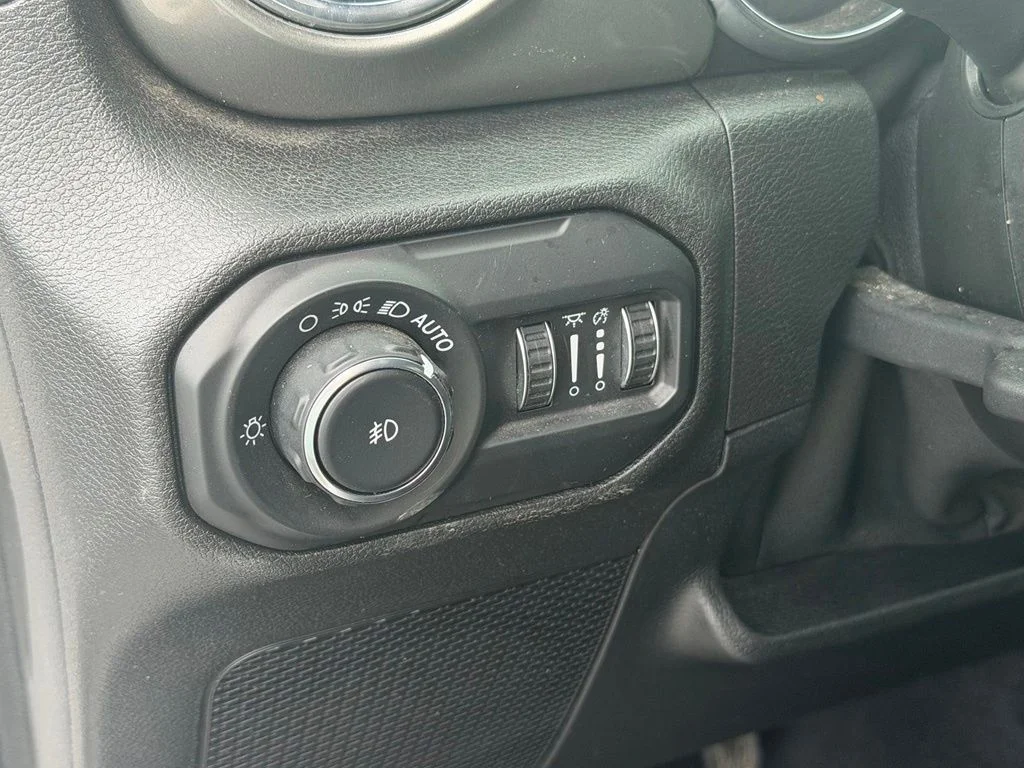Used 2021 White Jeep Unlimited Sahara image 14