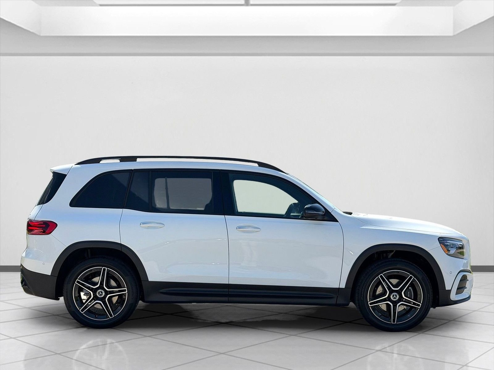 New 2026 Polar White Mercedes-Benz GLB 250 image 2